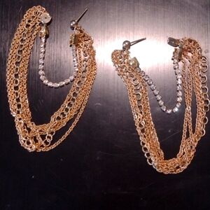 Pretty earring cuff with chain